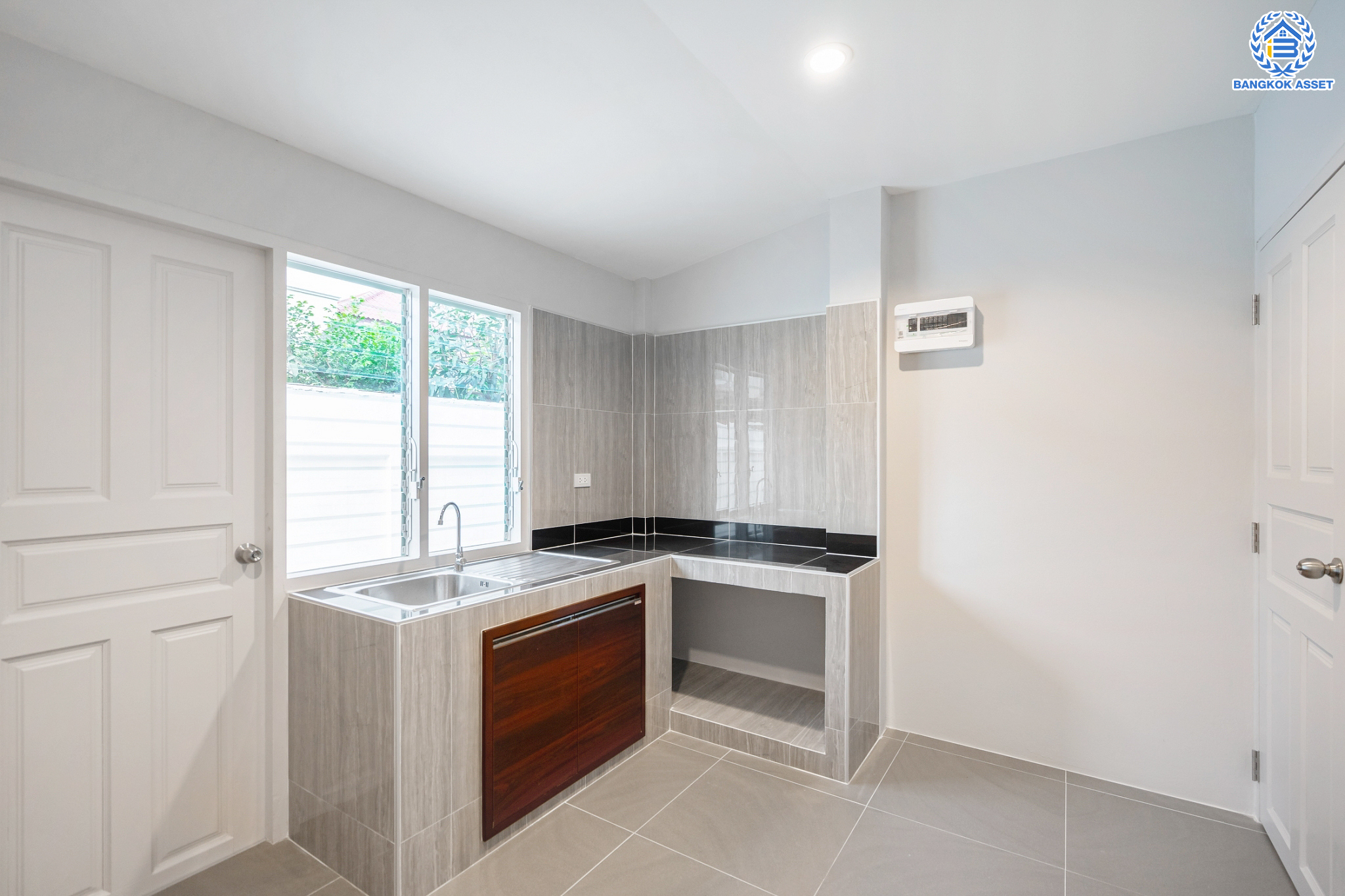 บ้านมือสองตกแต่งใหม่ ม.บ้านสาวิตรี พุทธมณฑลสาย3 หลังมุม เนื้อที่ 56.2 ตร.ว. ฟังก์ชัน 3 ห้องนอน 3 ห้องน้ำ จอดรถได้ 2 คัน บนทำเลใกล้ทางคู่ขนานลอยฟ้าบรมราชชนนี ม.มหิดล เซ็นทรัลศาลายา และรายล้อมด้วยสิ่งอำนวยความสะดวกครบ!